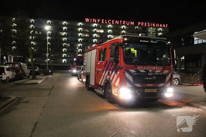 Hulpdiensten doen onderzoek naar mogelijke brand in appartementcomplex