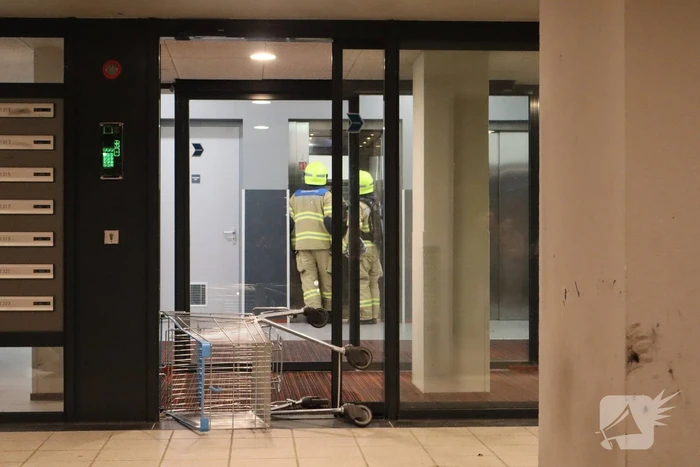 Hulpdiensten doen onderzoek naar mogelijke brand in appartementcomplex