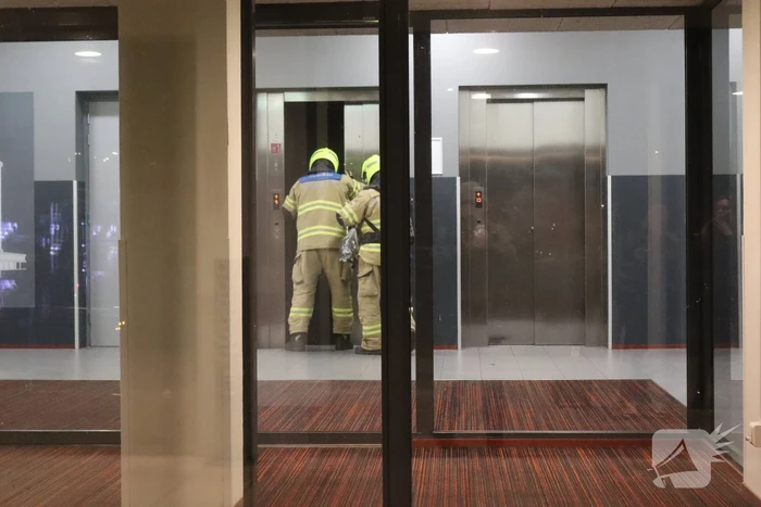 Hulpdiensten doen onderzoek naar mogelijke brand in appartementcomplex