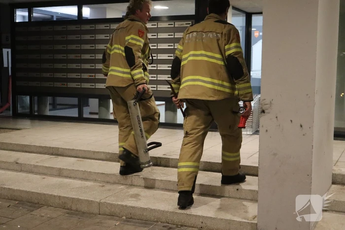 Hulpdiensten doen onderzoek naar mogelijke brand in appartementcomplex