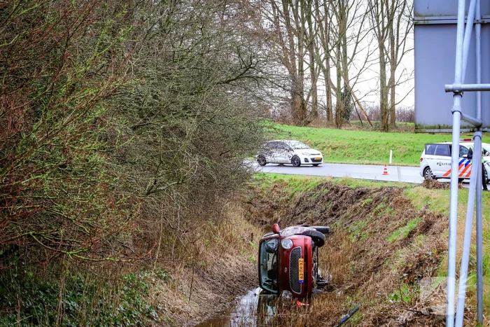 Automobilist belandt met auto in de sloot