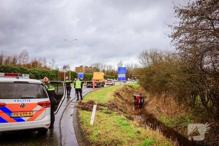 Automobilist belandt met auto in de sloot