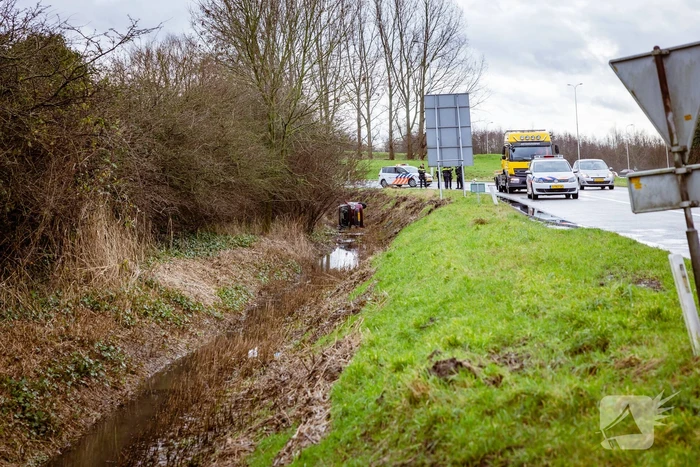 Automobilist belandt met auto in de sloot