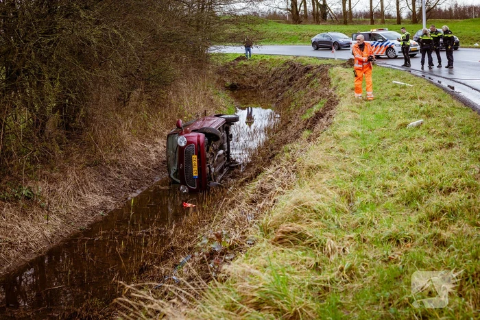 Automobilist belandt met auto in de sloot
