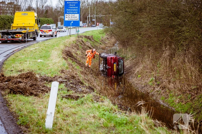 Automobilist belandt met auto in de sloot