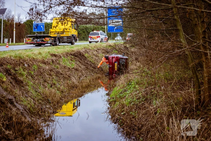 Automobilist belandt met auto in de sloot