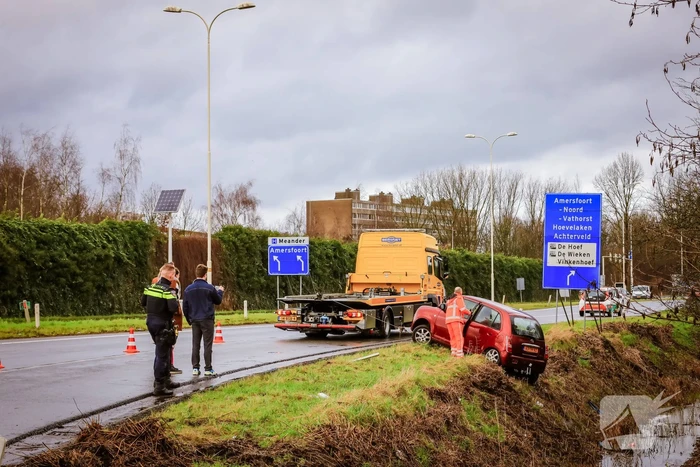 Automobilist belandt met auto in de sloot