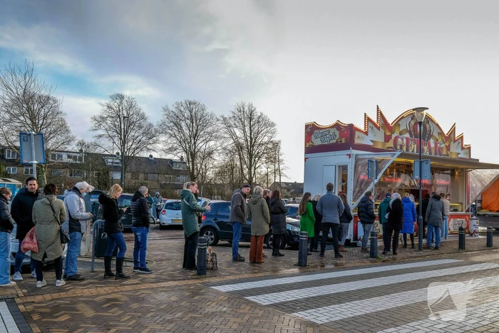 Drukte bij oliebollenkraam