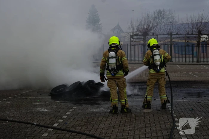 Flinke rookontwikkeling door brandende autobanden