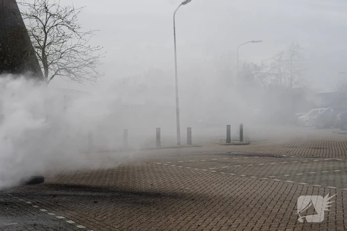 Flinke rookontwikkeling door brandende autobanden