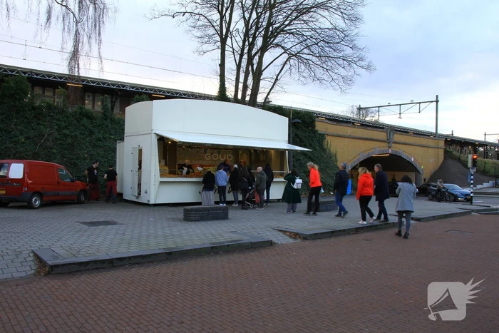 Drukte bij oliebollenkraam