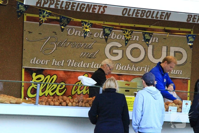 Drukte bij oliebollenkraam