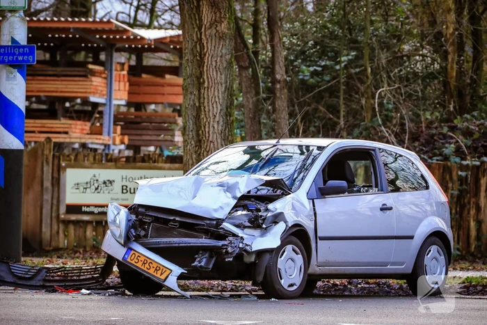 Twee auto's botsen op elkaar