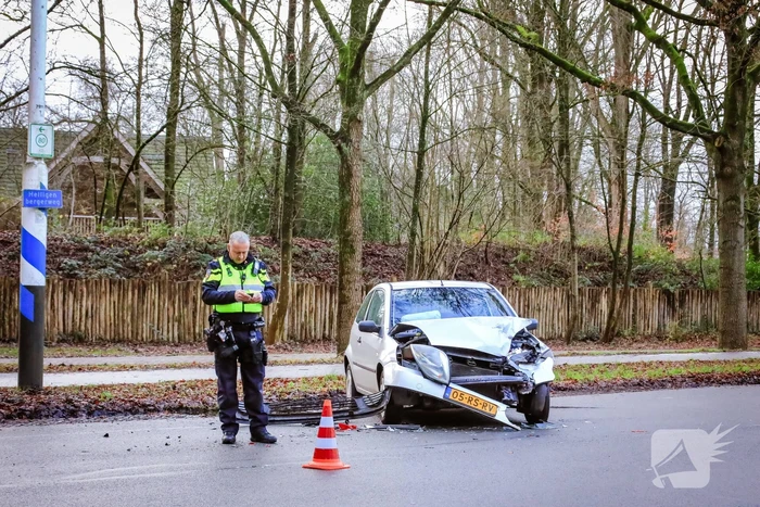 Twee auto's botsen op elkaar