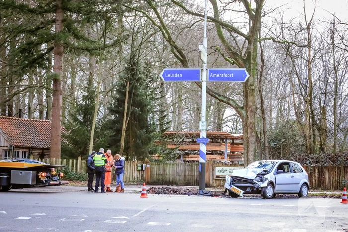 Twee auto's botsen op elkaar