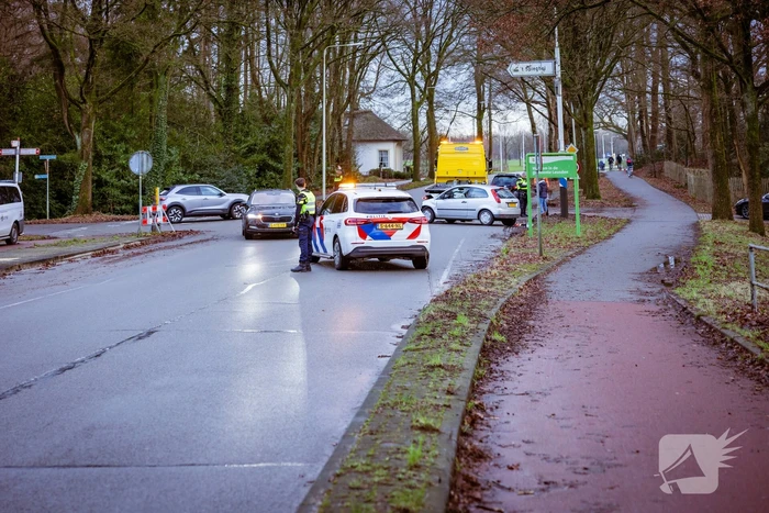 Twee auto's botsen op elkaar