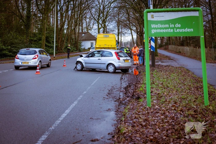 Twee auto's botsen op elkaar