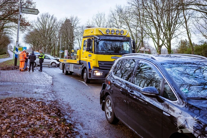 Twee auto's botsen op elkaar