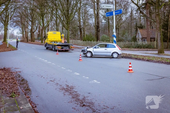 Twee auto's botsen op elkaar