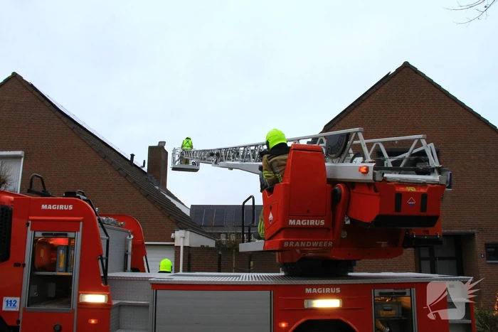 Brandweer blust brand in schoorsteen