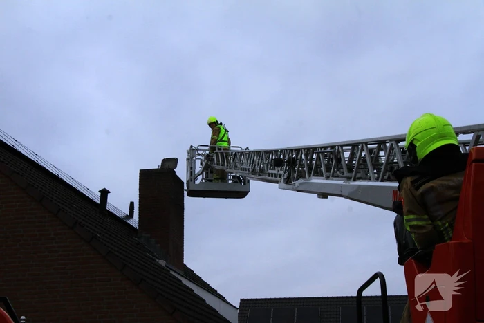 Brandweer blust brand in schoorsteen