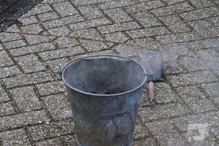 Brandweer blust brand in schoorsteen