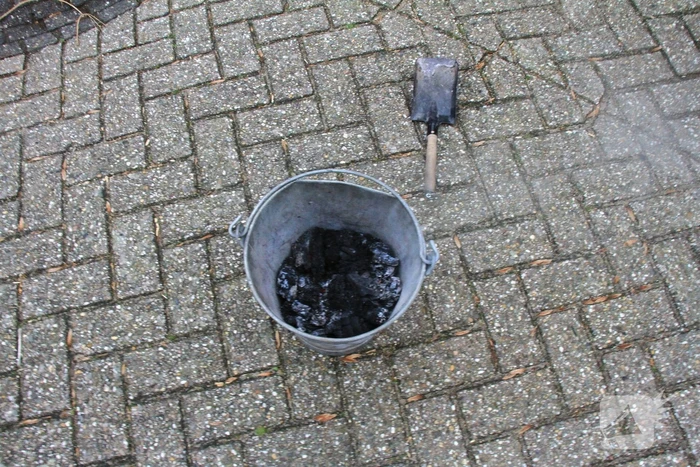 Brandweer blust brand in schoorsteen