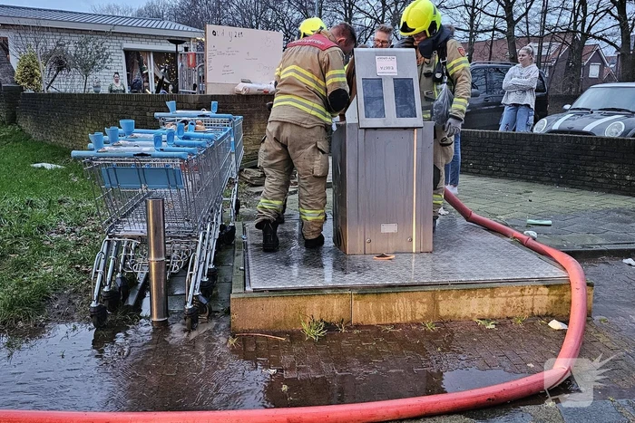 Brandweer blust ondergrondse container en wordt getrakteerd op oliebollen