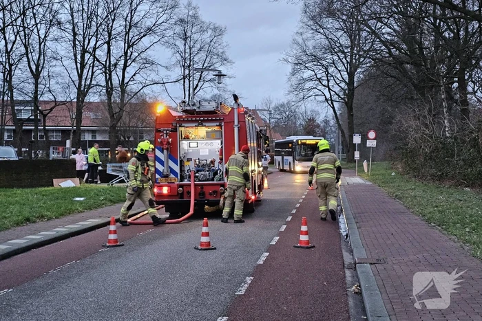 Brandweer blust ondergrondse container en wordt getrakteerd op oliebollen