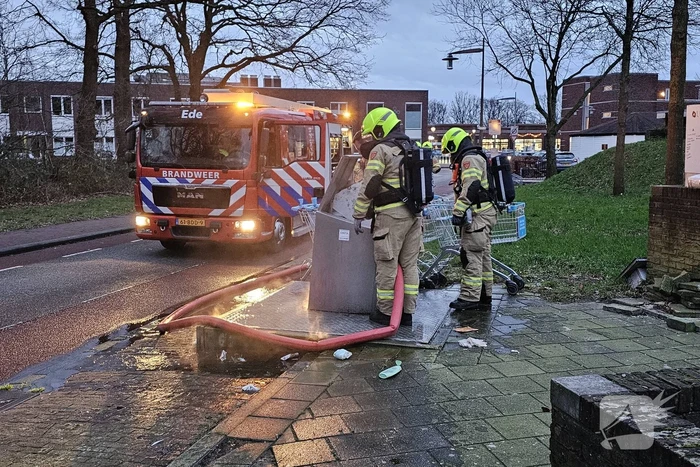 Brandweer blust ondergrondse container en wordt getrakteerd op oliebollen