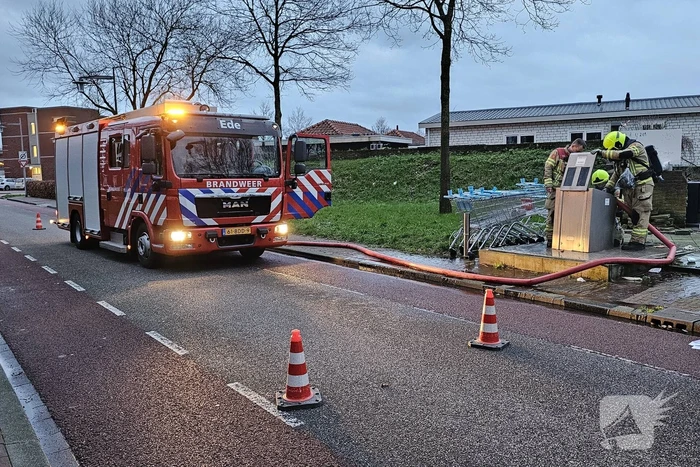 Brandweer blust ondergrondse container en wordt getrakteerd op oliebollen