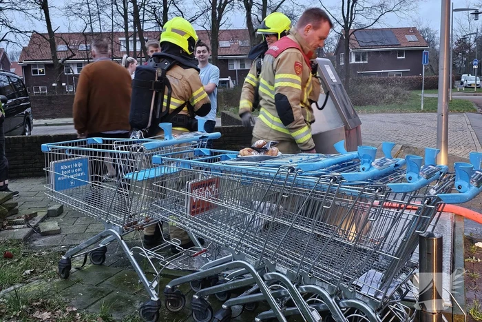 Brandweer blust ondergrondse container en wordt getrakteerd op oliebollen