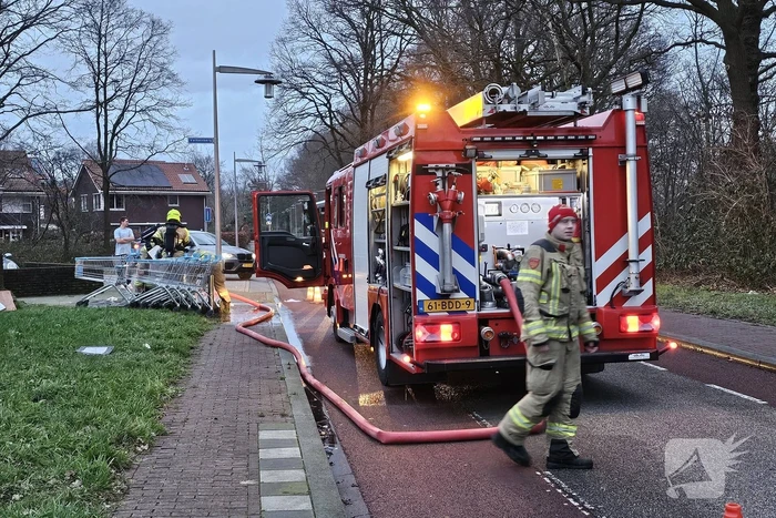 Brandweer blust ondergrondse container en wordt getrakteerd op oliebollen