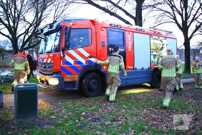Jongeren helpen brandweer met blussen van buitenbrand