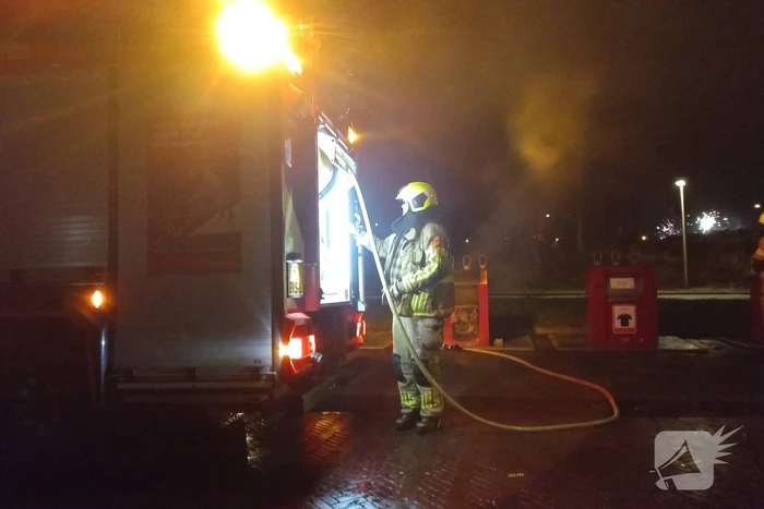 Brandweer blust ondergrondse containerbrand