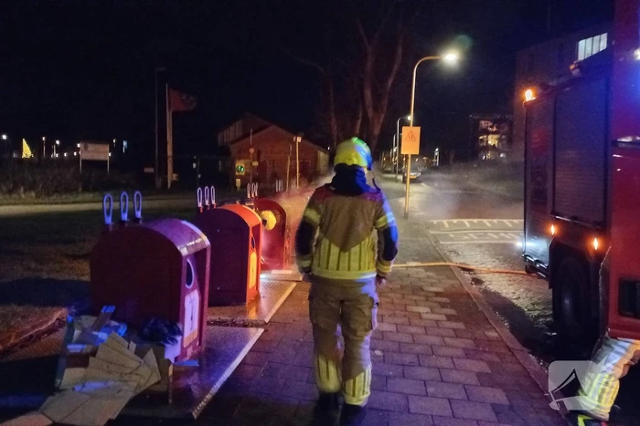 Brandweer blust ondergrondse containerbrand
