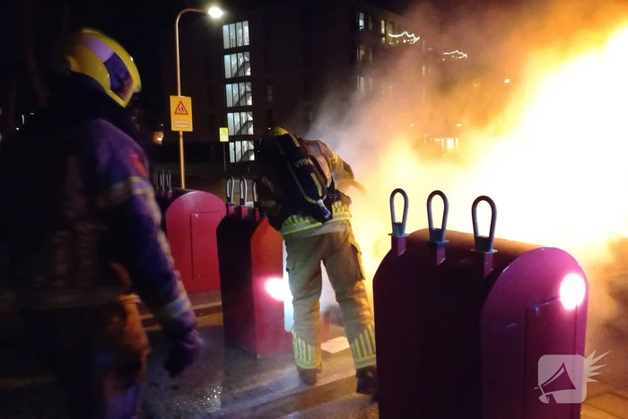 Brandweer blust ondergrondse containerbrand