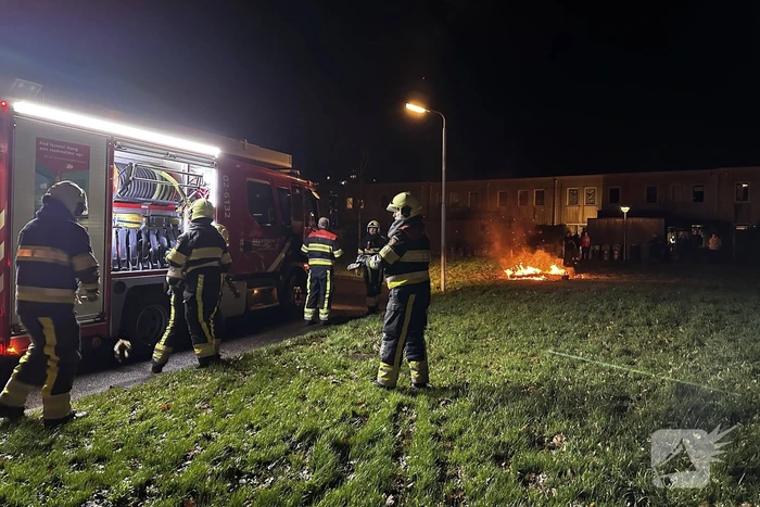 Brandweer blust vreugdevuur
