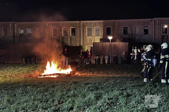 Brandweer blust vreugdevuur