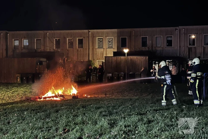 Brandweer blust vreugdevuur
