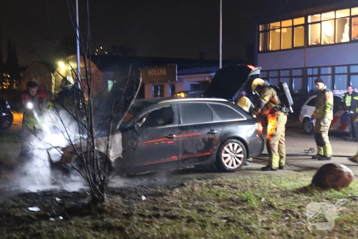 Voorzijde geparkeerde auto uitgebrand