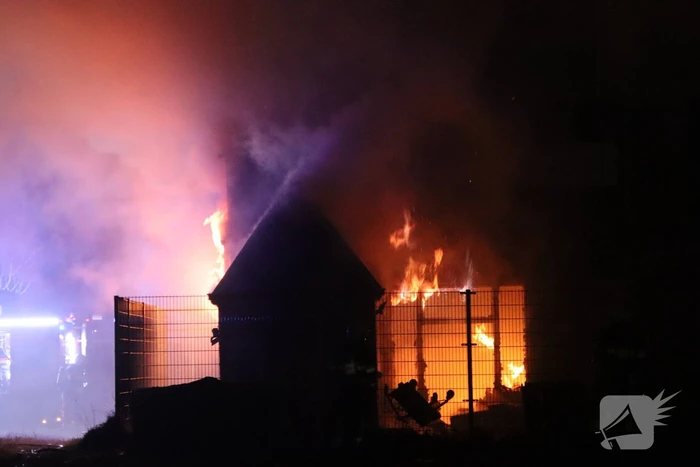 Sloopwoning volledig in brand