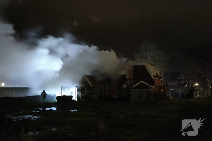 Sloopwoning volledig in brand