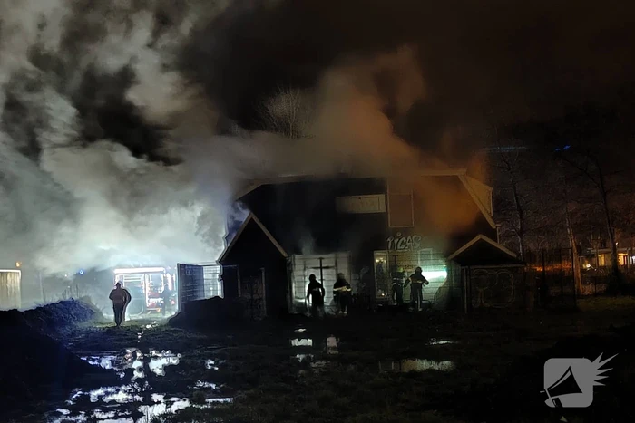 Sloopwoning volledig in brand