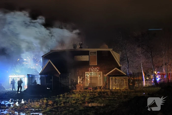 Sloopwoning volledig in brand