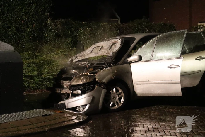 Voorzijde van auto uitgebrand