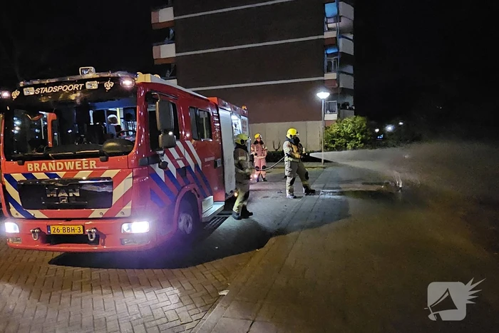 Winkelwagen met afval in brand gestoken