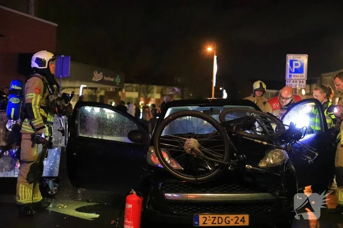 Auto en afvalbak in brand gestoken
