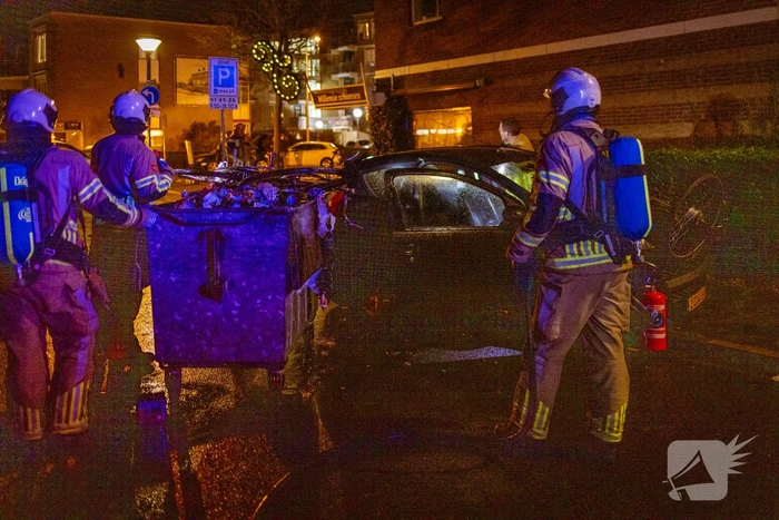 Auto en afvalbak in brand gestoken