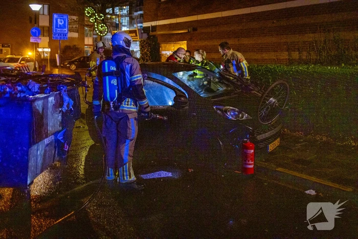 Auto en afvalbak in brand gestoken